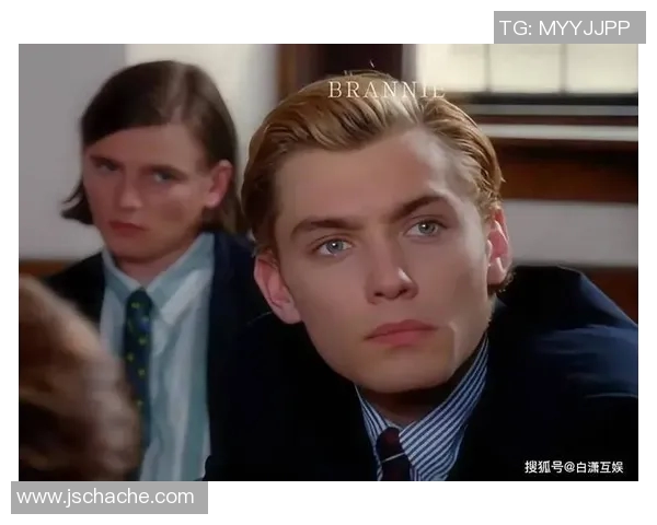 裘德洛化身足球明星展现魅力与激情的完美结合 裘德洛化身足球明星展现魅力与激情的完美结合